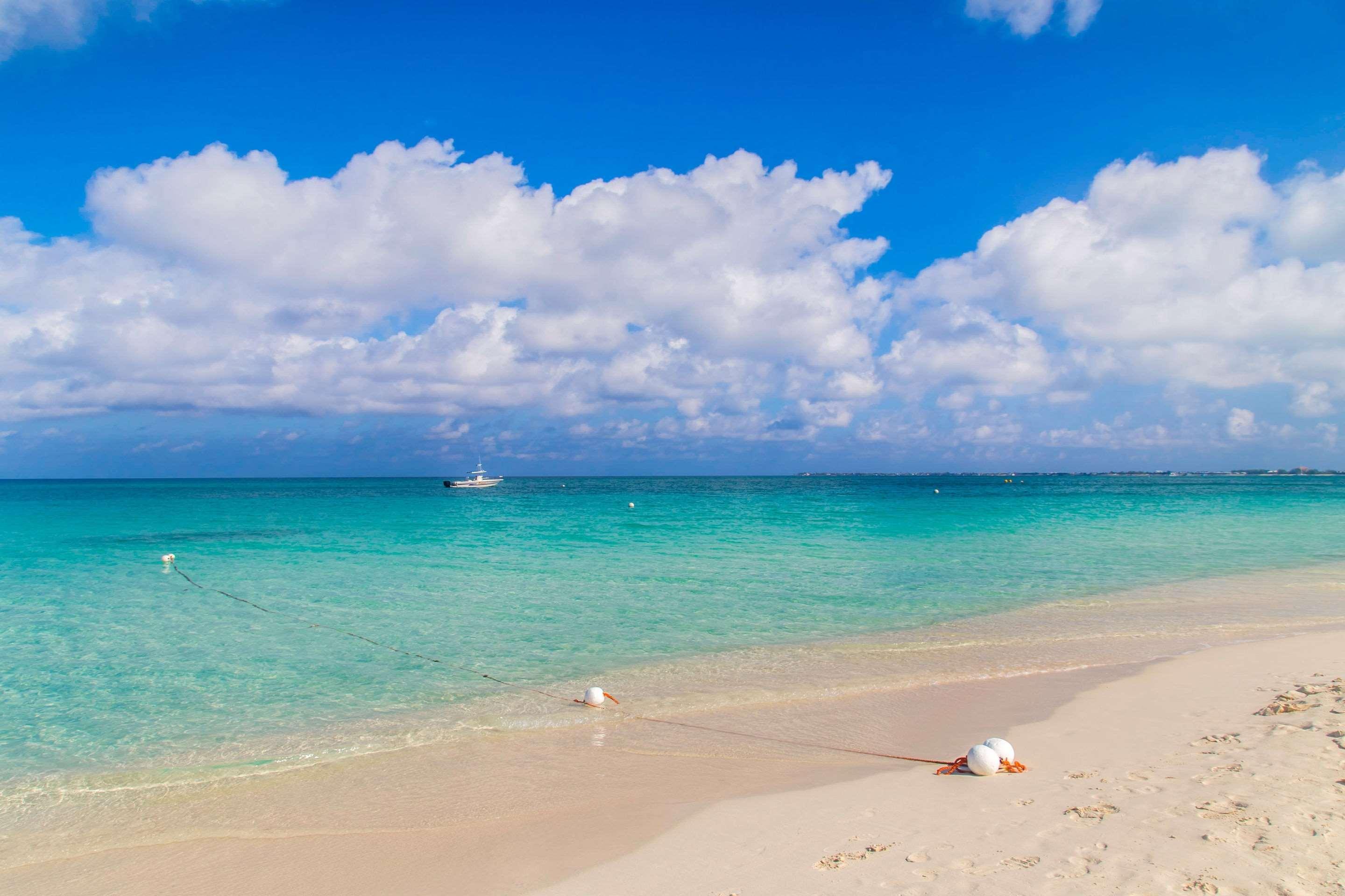 Hampton By Hilton Grand Cayman Seven Mile Beach Τζώρτζταουν Εξωτερικό φωτογραφία
